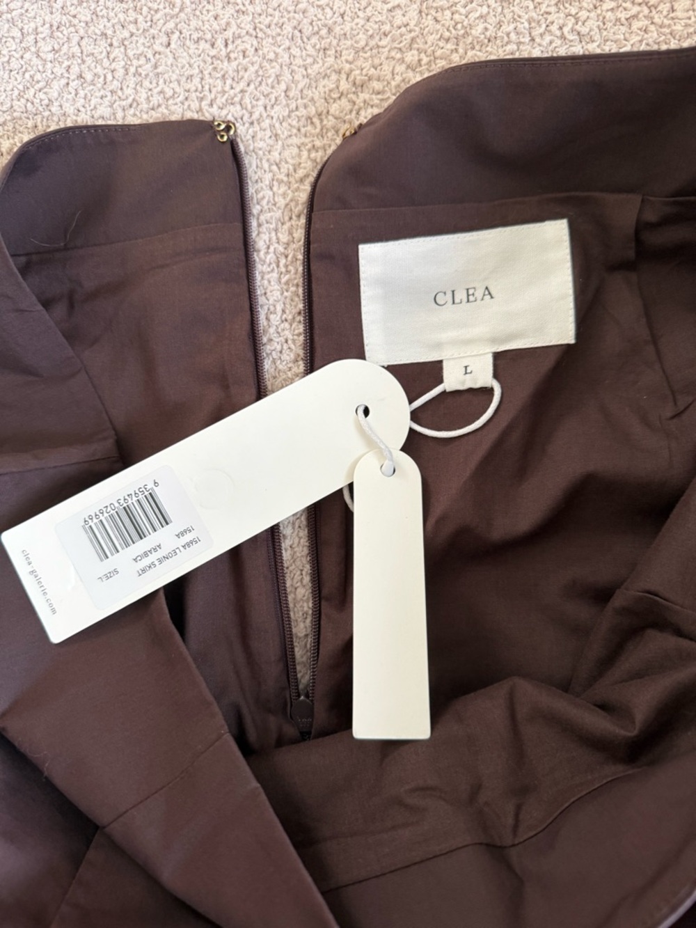 CLEA Matching Set
Iris Pleat Top (M) & Leonie Skirt (L) - Picture 5 of 5